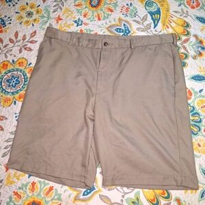 Greg Norman men's shorts in a size 40. They're in like new condition.